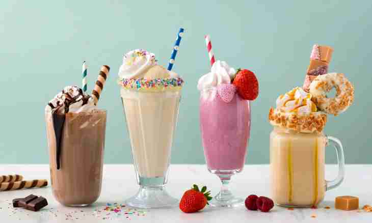 How to make tasty milkshake from ice cream and fruit